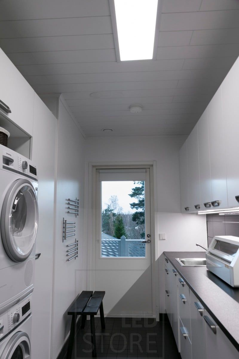 Kodinhoitohuoneessa työskentelyvalona työtasossa led nauha, yleisvalaistuksena 300×1200 paneeli-valaisin